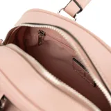 Cartera tipo baúl color nude, confeccionada en símil cuero graneado. Tiene doble asa corta y correa larga regulable extraíble. Cuenta con cierre superior, bolsillo externo frontal con cierre, bolsillo interno con cierre y bolsillo interno abierto.