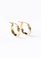 Par de aros tipo argolla de acero quirúrgico dorado con cierre clip y diseño labrado.