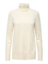 Sweater de punto color crema, con cuello alto y mangas largas.