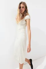 Vestido midi ajustado de punto elástico con estampado floral, manga japonesa elástica y escote en V con cordón para ajustar.