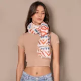 Pashmina rectangular de poliéster con estampado de triángulos y lunares en tonos naranja, azul y blanco.