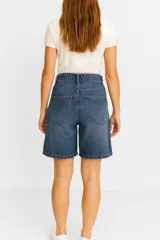 Short de jean azul con bolsillos delanteros y traseros, de calce recto y tiro alto.