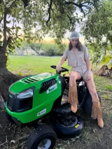 Set de dos piezas color beige compuesto por una camisa de manga corta tipo crop con botones frontales y cuello solapa, y un short de tiro alto con cintura elástica.