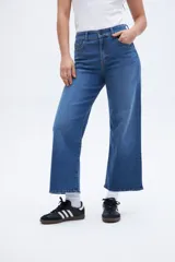 Pantalón jean celeste de corte recto, con tiro alto y bolsillos delanteros y traseros.