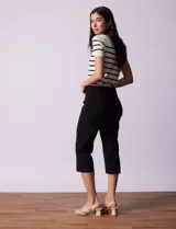 Pantalón capri amarillo de gabardina elastizada marca Ruby Rd, con pretina ancha elastizada, bolsillos delanteros simulados y bolsillos traseros aplicados.