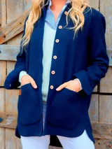 Camisa leñadora de paño color azul marino, con botones de madera y dos bolsillos delanteros.