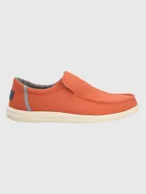 Zapato slip on color naranja, flexible y liviano, ideal para el uso diario y cómodo.