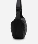 Bolso hobo mediano color gris oscuro con textura plisada y correa transversal ajustable.