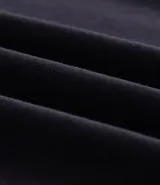 Remera de manga corta y cuello redondo color verde militar, corte comfort, con un pequeño estampado frontal que incluye un diseño de montañas y el texto "WILD AND FREE".