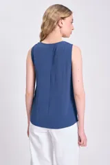 Musculosa azul con escote en V y sisas anchas.