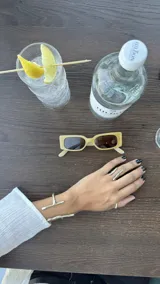 Anillo plateado con diseño abstracto y abierto, realizado en alpaca.