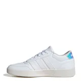Championes Adidas Breaknet 3.0 de cuero sintético blanco con las tres tiras laterales en blanco brillante y detalle iridiscente en el talón.