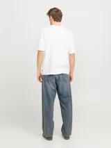 Jean baggy fit de tiro alto con cierre de botones y cinco bolsillos funcionales. Corte relajado en muslo, rodilla y pierna ancha. Confeccionado en denim de tejido twill resistente, teñido en hilo y acabado stonewash.