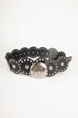 Cinturón negro de cuero con apliques circulares metálicos plateados y hebilla circular con diseño grabado.