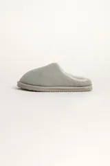 Pantuflas cerradas de fieltro color gris con interior de piel sintética.