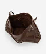 Cartera hobo grande de material sintético color marrón, con cierre de botón a presión y asa larga con detalle de eslabones metálicos.