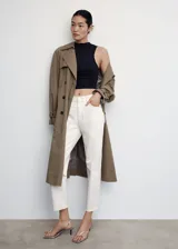 Pantalón de jean color crudo, corte recto, tiro alto y cinco bolsillos.