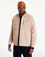 Campera tipo camisa color beige de pana con dos bolsillos frontales con solapa y logo de Carhartt bordado.