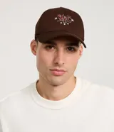 Gorra marrón de algodón con visera curva y bordado frontal con las letras "NYC" y el número "1986".