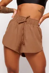 Short deportivo negro de tejido suave con elástico en la cintura y cordón ajustable.