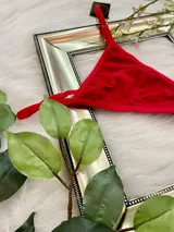 Tanga roja de algodón con tiras finas regulables.