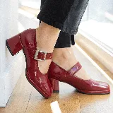 Zapato Mary Jane de cuero vacuno negro con hebilla plateada, punta cuadrada y taco cuadrado.