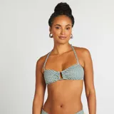 Top de bikini bandeau con estampado geométrico en tonos azul, verde y blanco.