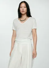 Camiseta blanca de lino con cuello en V y mangas cortas.