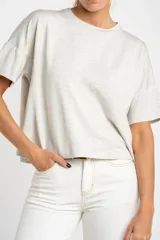 Remera gris jaspeado de corte oversize y mangas cortas.