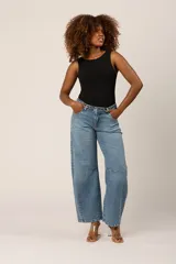 Jean azul claro de corte baggy baloon, con tiro alto y bolsillos laterales.