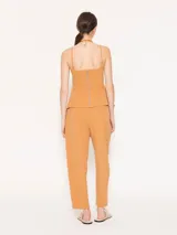 Pantalón baggy color ocre, confeccionado en poplin 4way con largo hasta los tobillos. Presenta diseño con tabla en cintura y ruedo, bolsillos laterales escondidos, elástico en la espalda y cierre con broche, cierre y botón interno.