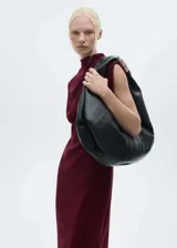 Vestido midi de poliéster color borgoña, de corte recto, cuello alto, sin mangas y detalle drapeado en el hombro.