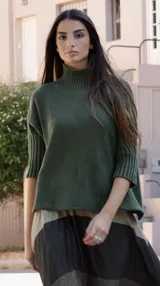 Polerón verde oscuro de punto con cuello alto y mangas 3/4 acanaladas.