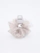 Colero de tela color crudo con pequeñas lentejuelas plateadas.