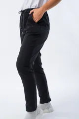 Pantalón babucha negro de viscosa, poliéster y elastano, con cintura elástica y cordón ajustable.