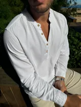 Camisa blanca de lino con cuello mao y botones de madera.