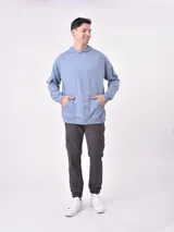 Canguro liso color verde claro, con capucha y bolsillo tipo canguro.