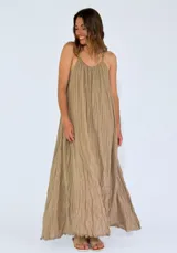 Vestido largo color celeste, de corte amplio y breteles finos.