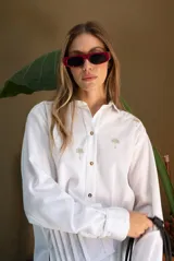 Lentes de sol rectangulares color negro con marco grueso.