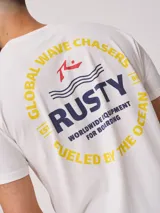 Remera negra de algodón con estampado en la espalda con el logo de Rusty y la frase "Global Wave Chasers".