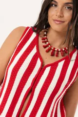 Chaleco tejido a rayas rojas y blancas con escote en V y cierre con ganchitos.
