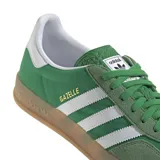 Zapatillas Adidas Gazelle Indoor color verde con las tres tiras blancas y suela de goma color caramelo.