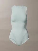 Body celeste de lycra con escote cuadrado, breteles anchos y corte cavado.