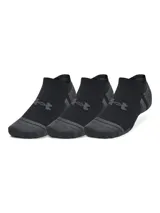 Pack de tres pares de medias deportivas Under Armour, unisex, de corte invisible, color negro con logo en gris.