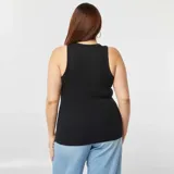 Musculosa negra de algodón con sisas amplias.