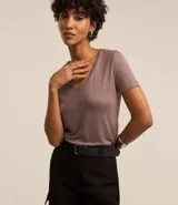 Blusa verde de viscosa con escote en V y mangas cortas.