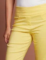 Pantalón capri amarillo de gabardina elastizada marca Ruby Rd, con pretina ancha elastizada, bolsillos delanteros simulados y bolsillos traseros aplicados.