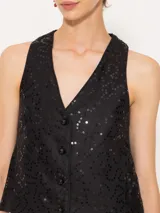 Chaleco negro con escote en V y cierre frontal con botones.