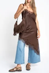 Vestido midi marrón satinado con breteles finos y detalles de encaje en escote y ruedo.