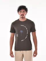 Remera verde militar de corte recto con cuello redondo y estampa con una palmera y texto en el frente.